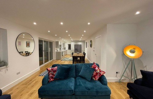 Runnymede Casa | Addlestone, Exquisite, Spacious, Six Bedroom (Three Bathroom) House