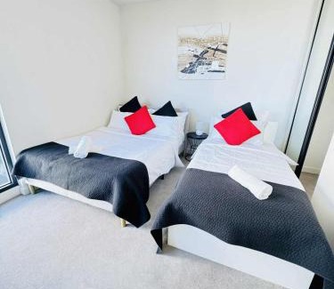Parkville Apartamento | ADEK Apartments North Melb - 2BR Apt near Melb Zoo with free Parking, Pool & Gym