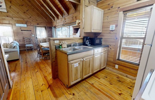 Townsend Cabina | Adelaide's Den 2 Bedroom Cabin by RedAwning