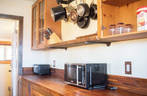 Yellowstone County Casa | Adorable 1 bed house with AC in charming small-town Custer