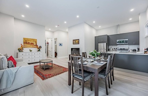 Englemount - Lawrence Casa | Adorable 2 Bedroom Vacation Home with Free Parking