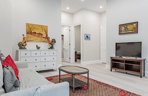 Englemount - Lawrence Casa | Adorable 2 Bedroom Vacation Home with Free Parking