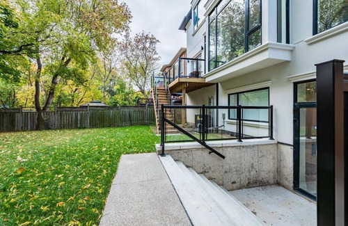 Englemount - Lawrence Casa | Adorable 2 Bedroom Vacation Home with Free Parking