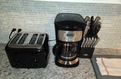 Detroit Casa | Adorable 3 bedroom with large backyard great for family fun