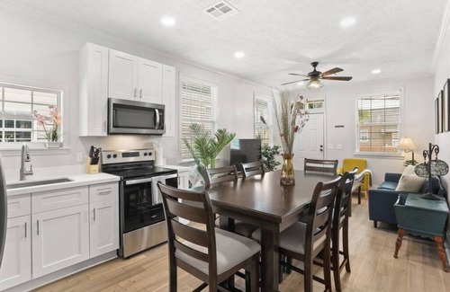 Mid-City Casa | Adorable 3BR, Cowboy Pool & Porch in Mid-City, Adorable & Bright 3 BR in the heart of Mid-City!