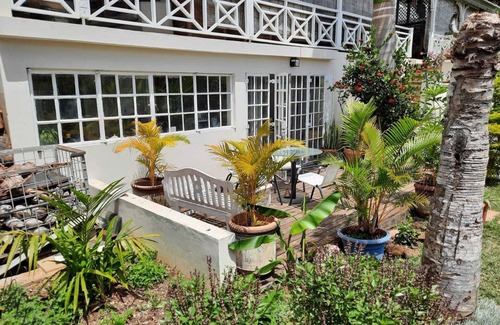 La Mivoie Apartamento | Adorable and spacious independent studio on garden level with patio.