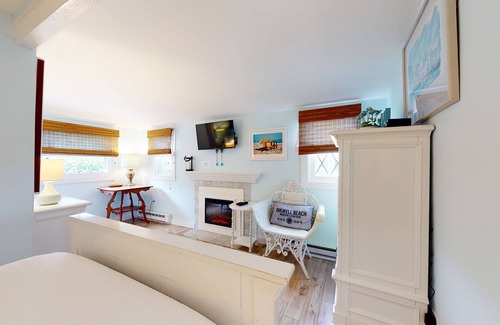 Oak Bluffs Cabina | Adorable casa w / acceso a una piscina compartida, canchas de tenis y área de picnic