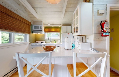 Oak Bluffs Cabina | Adorable casa w / acceso a una piscina compartida, canchas de tenis y área de picnic