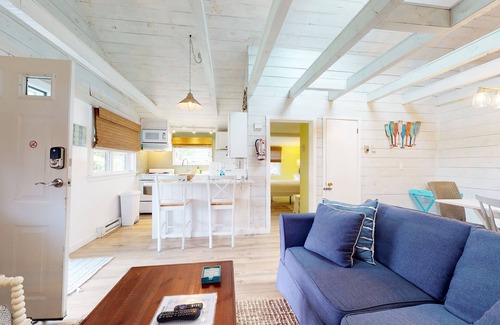 Oak Bluffs Cabina | Adorable casa w / acceso a una piscina compartida, canchas de tenis y área de picnic