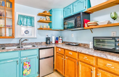 Arden Cabina | Adorable dog-friendly tiny home with creekside firepit, AC, & WiFi