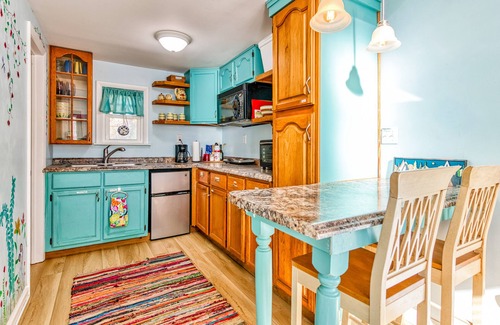 Arden Cabina | Adorable dog-friendly tiny home with creekside firepit, AC, & WiFi