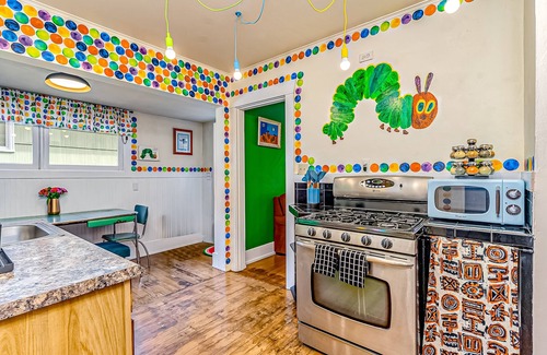 West Seattle Casa | Adorable, kids' book-themed, dog-friendly home - 1 block from Alki Beach