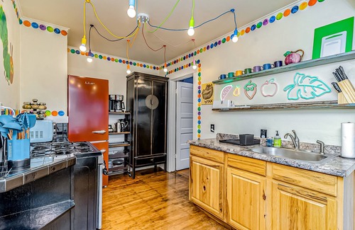 West Seattle Casa | Adorable, kids' book-themed, dog-friendly home - 1 block from Alki Beach