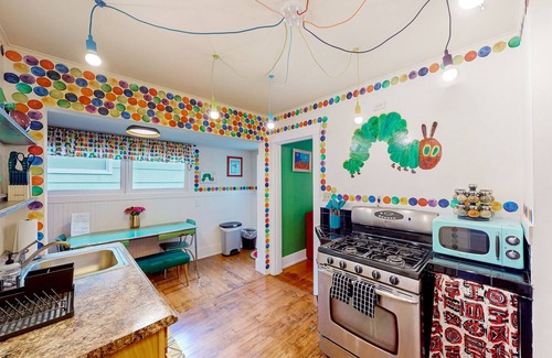 West Seattle Casa | Adorable, kids' book-themed, dog-friendly home - 1 block from Alki Beach
