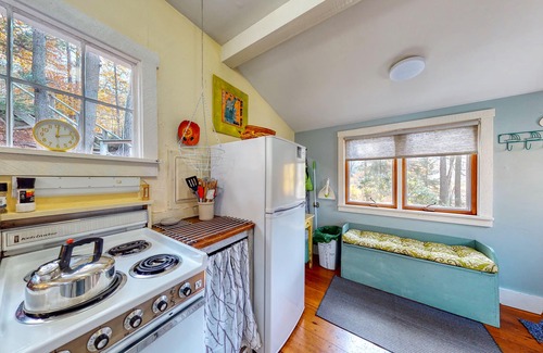 Boothbay Cabina | Adorable Lakefront Cottage with Free WiFi, Full Kitchen, Gas Grill, & Dock