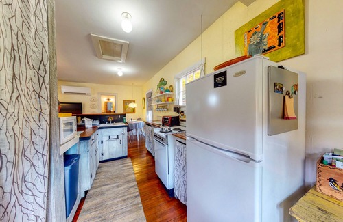 Boothbay Cabina | Adorable Lakefront Cottage with Free WiFi, Full Kitchen, Gas Grill, & Dock