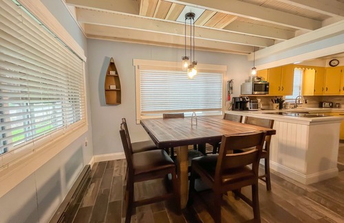 North Glade Hills Casa | Adorable Lakefront Cottage with Hot Tub and Dock! Pet friendly