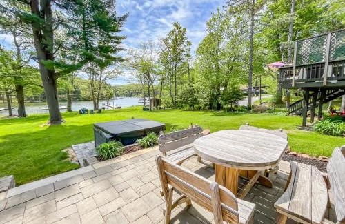 North Glade Hills Casa | Adorable Lakefront Cottage with Hot Tub and Dock Pet friendly