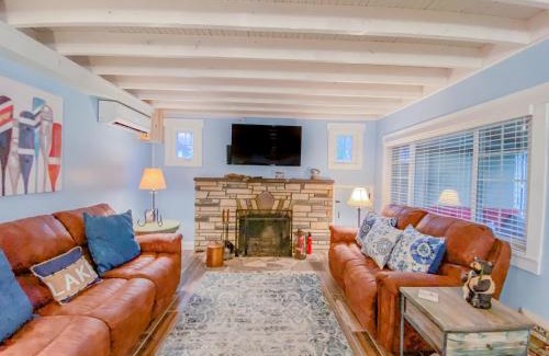 North Glade Hills Casa | Adorable Lakefront Cottage with Hot Tub and Dock Pet friendly