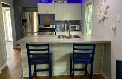 Newville Cabaña | Adorable, Nautical Vibe Cottage w Lake Kosh Views & Close to all the FUN!