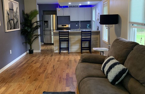 Newville Cabaña | Adorable, Nautical Vibe Cottage w Lake Kosh Views & Close to all the FUN!