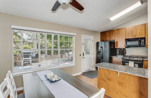 Northeast Pensacola Casa | Adorable North Pensacola Cottage - Private Back Yard - Fast WiFi - Free Parking - *Reduced Rates*