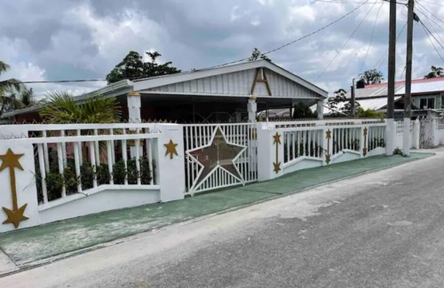 Demerara-Mahaica Cama Y Desayuno | Adorable self contained room with private entrance