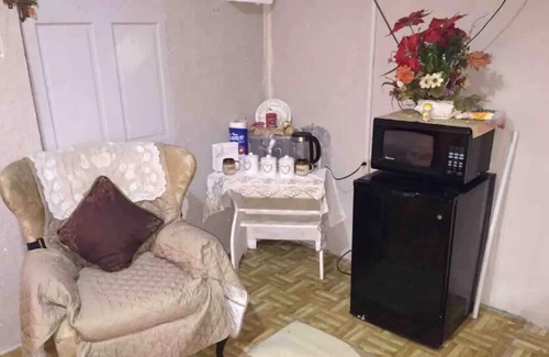 Demerara-Mahaica Cama Y Desayuno | Adorable self contained room with private entrance