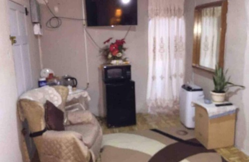 Demerara-Mahaica Cama Y Desayuno | Adorable self contained room with private entrance