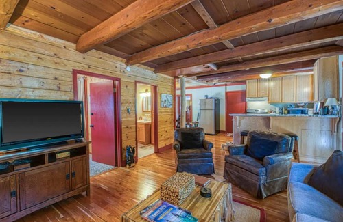 Tahoe Pines Cabina | Adorable updated cabin walking distance to the lake!