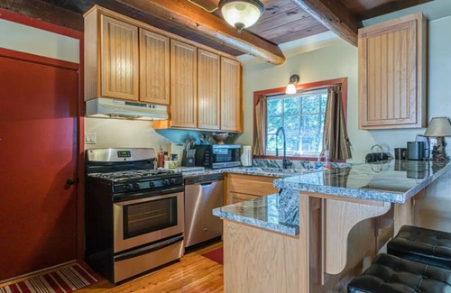 Tahoe Pines Cabina | Adorable updated cabin walking distance to the lake!