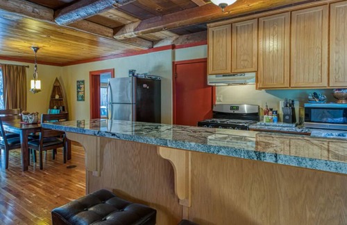 Tahoe Pines Cabina | Adorable updated cabin walking distance to the lake!