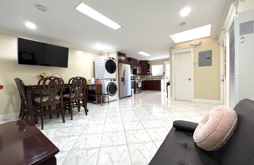 Garden Grove Casa | Adorable vacation unit near Disneyland