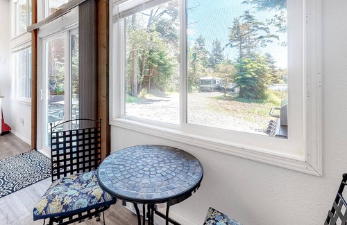Port Orford Apartamento | Adorable waterfront studio with private patio, hot tub, free WiFi, & kitchenette