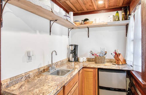 Lake Junaluska Apartamento | Adorable Wooded Getaway w/ Free WiFi, Shared Pool, Kitchenette & Great Location