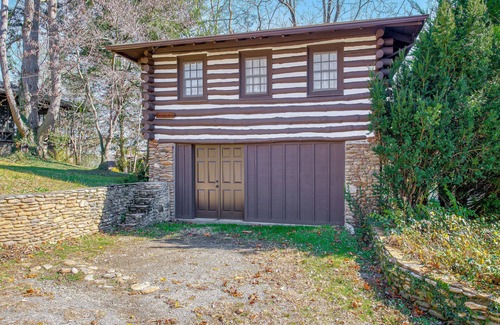 Lake Junaluska Apartamento | Adorable Wooded Getaway w/ Free WiFi, Shared Pool, Kitchenette & Great Location