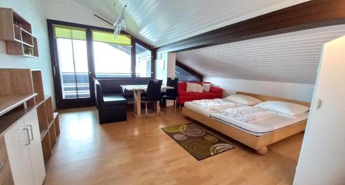 Steindorf am Ossiacher See Apartamento | ADRIAN Seeblick Appartement Hänsel u Gretel am Ossiacher See mit direktem Seezugang, Hallenbad