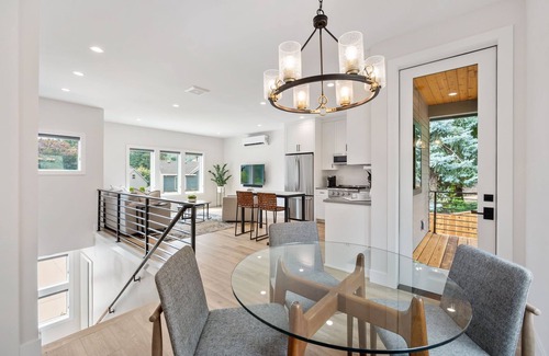 West Linn Apartamento | ADU w/ Hot tub, sauna, walk to shops & food!