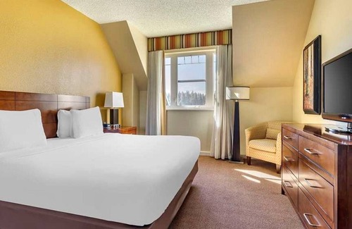 South Lake Tahoe Complejo | Adventure Awaits at Hilton Vacation Club Lake Tahoe : Scenic Views & Outdoor Fun