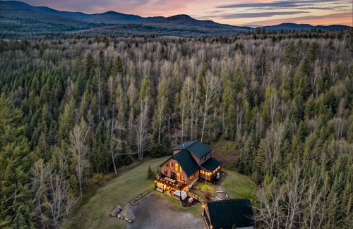 Sunday River Area Cabina | Adventure&Wellness ~Hot Tub ~Sauna ~Theater ~Boot Room ~15min to Sunday River
