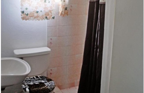 River Oaks Apartamento | Affordable and Cozy at Content Guest House