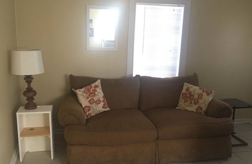 Englewood Cabaña | Affordable and Cute Cottage Central to Everything