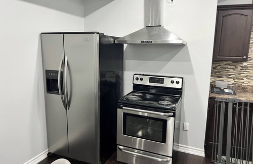 Churchill Meadows Apartamento | Affordable Luxury: Large 3BR Suite Perfect for Families - Full Kitchen & Wifi