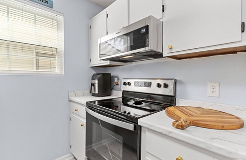 Tallahassee Casa | Affordable Luxury townhome CLOSE to malls, walking community with sidewalks.