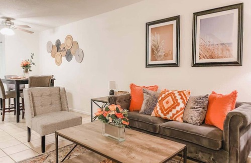 Tallahassee Casa | Affordable Retro Retreat | 80s Townhouse | 2 BDRMs