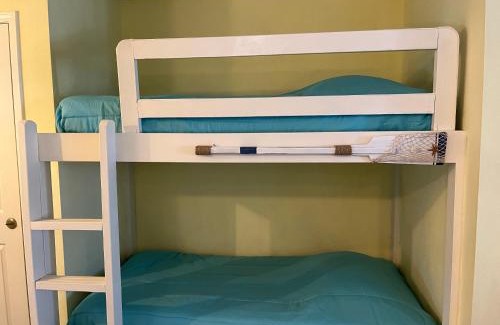 South Padre Island Apartamento | Affordable SPI family condo - walking distance to the beach, Sleeps 6, Third Floor, 2025 Traveler Award