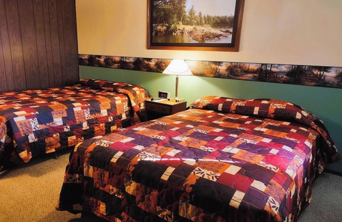 International Falls Hotel | Affordable Comfort w/ Breakfast & Private Bath Near Scenic International Falls