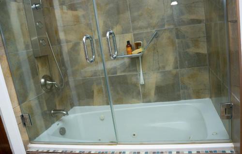 North Side Cama Y Desayuno | African Oasis Luxury Inn at the Gallery