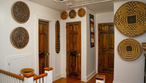 North Side Cama Y Desayuno | African Oasis Luxury Inn at the Gallery