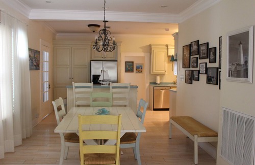 Gulfport Casa | Gulf Breeze Cottage - Vista al mar - caminar a la playa - admite mascotas - cercado en el patio